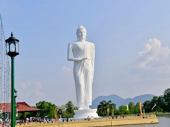 Willuwa Lake & Temple, Mahiyanganaya